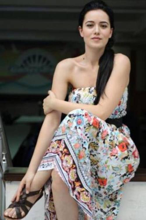 Фахрие эвджен уход за собой. Фахрие Эвджен без макияжа