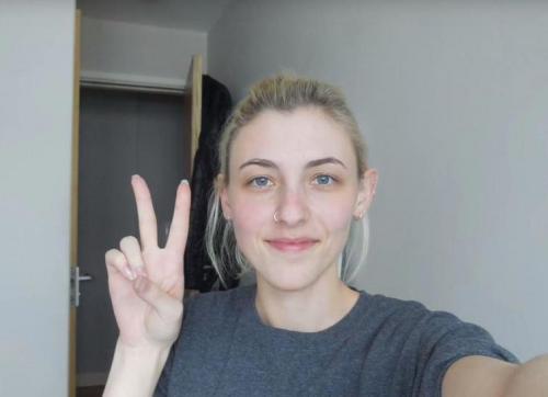 Список селфи на каждый день. Девушка делала селфи каждый день в течение 8 лет, и в конце она сильно изменилась