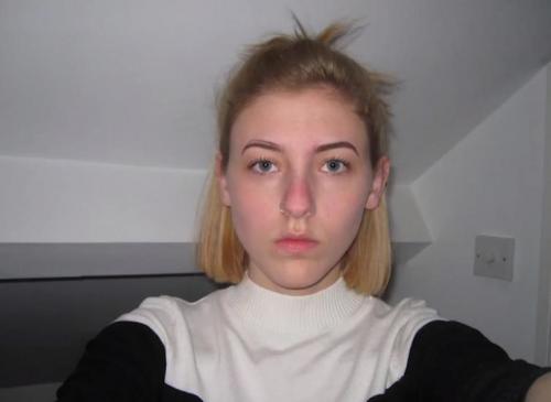 Список селфи на каждый день. Девушка делала селфи каждый день в течение 8 лет, и в конце она сильно изменилась