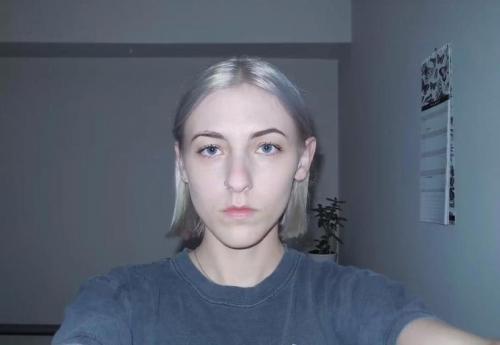 Список селфи на каждый день. Девушка делала селфи каждый день в течение 8 лет, и в конце она сильно изменилась