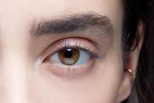 Интересное о нарощенных ресницах. Как избежать неестественного эффекта: 5 фактов о наращивании ресниц