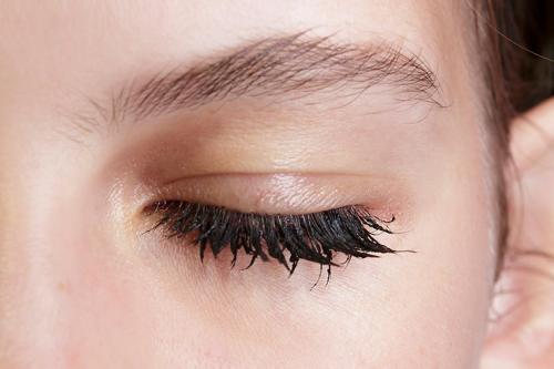 Интересное о нарощенных ресницах. Как избежать неестественного эффекта: 5 фактов о наращивании ресниц