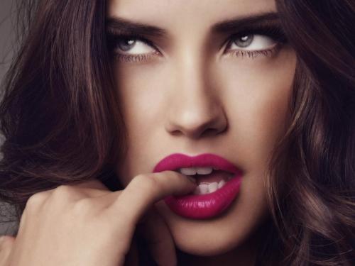 Помада для бледного лица. Подбор помады по цвету волос