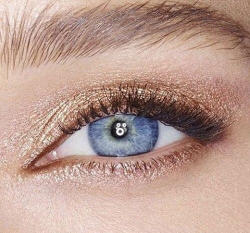 Как сделать хитрый взгляд.