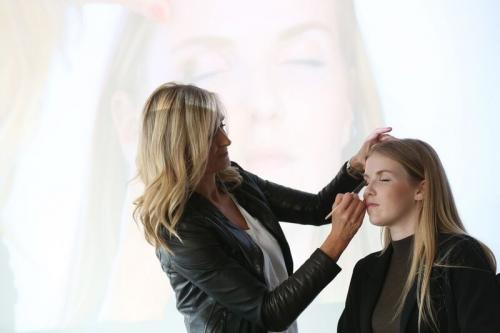 Выгодно ли быть визажистом. Как стать визажистом? Плюсы и минусы профессии, кому она подойдет