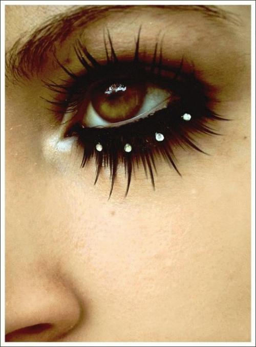Как клеить стразы на нарощенные ресницы. Стразы на ресницах 04