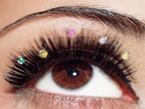 Как клеить стразы на нарощенные ресницы. Стразы на ресницах 01