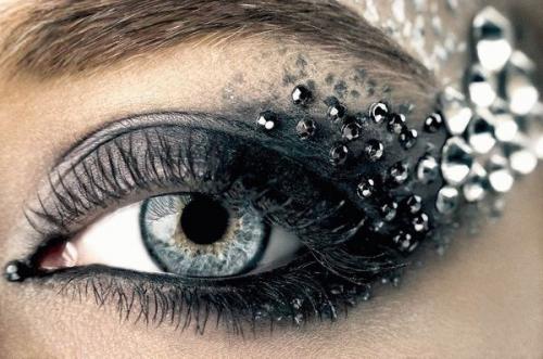 Как клеить стразы на нарощенные ресницы. Стразы на ресницах 03