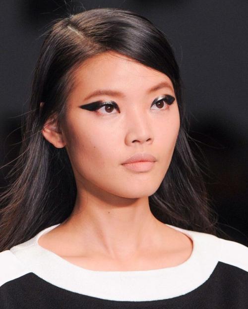 Виды макияжа 2019. Модный макияж 2019: широкие стрелки