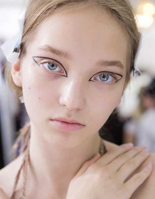 Виды макияжа 2019. Модный макияж 2019: широкие стрелки