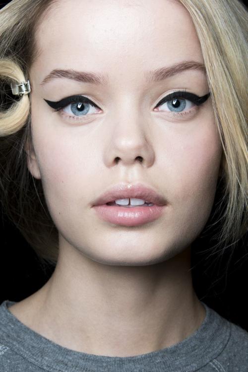 Виды макияжа 2019. Модный макияж 2019: широкие стрелки