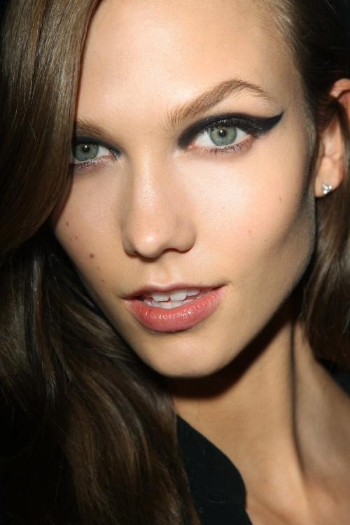 Виды макияжа 2019. Модный макияж 2019: широкие стрелки