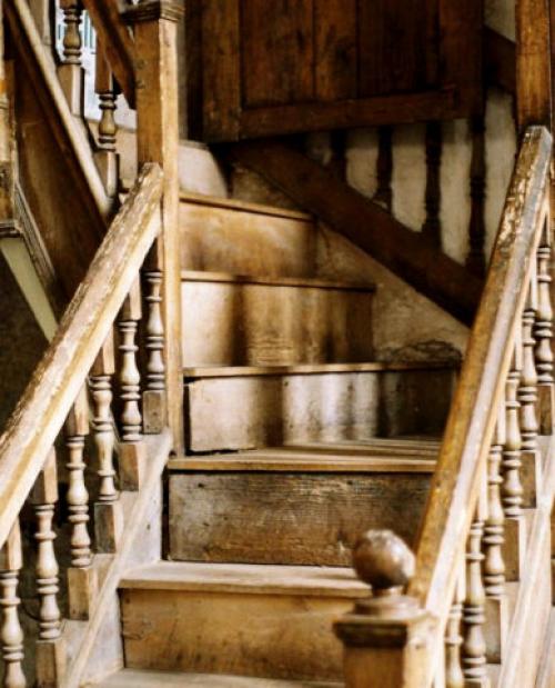 Лак для ступеней лестницы, какой выбрать. Лак для лестниц деревянных: обзор выпускаемых составов, советы по обработке поверхности