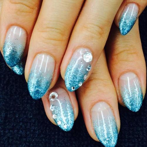 Белый френч на розовом фоне миндаль. Френч на ногтях миндалевидной формы с традиционным расположение «улыбки» (фото)