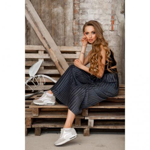 Юбка на осень с кроссовками. Юбка плиссе с кроссовками: модные луки 2020