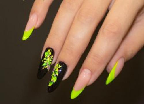 Белый френч на розовом фоне миндаль. Френч на ногтях миндалевидной формы с традиционным расположение «улыбки» (фото)