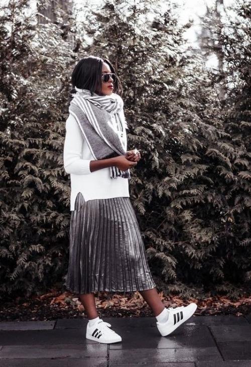 Юбка на осень с кроссовками. Юбка плиссе с кроссовками: модные луки 2020