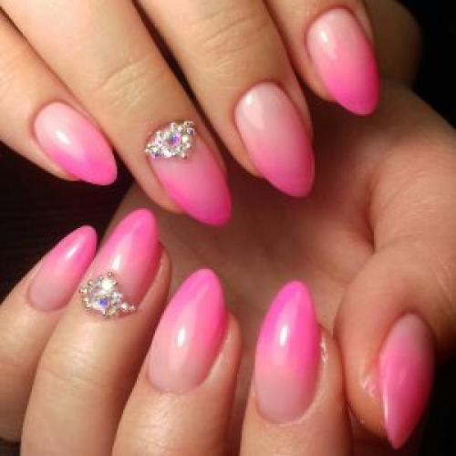 Белый френч на розовом фоне миндаль. Френч на ногтях миндалевидной формы с традиционным расположение «улыбки» (фото)