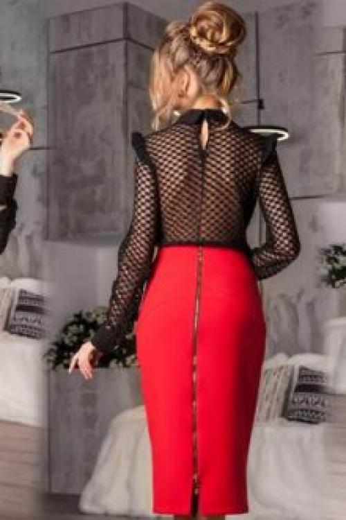 Красная юбка черная блузка.