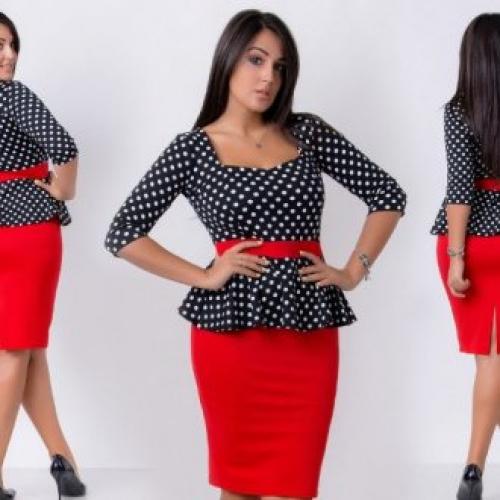 Красная юбка черная блузка.