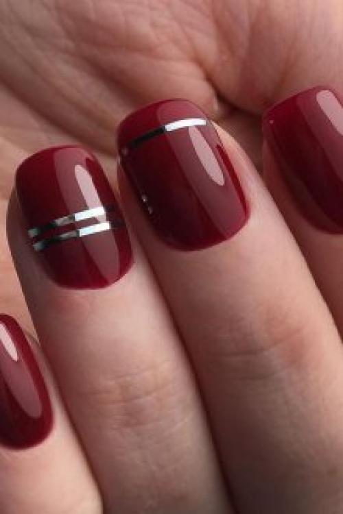 Темно вишневый лак. Особенности стильного оформления вишневого маникюра