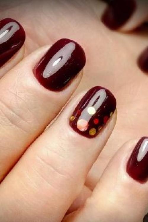 Темно вишневый лак. Особенности стильного оформления вишневого маникюра