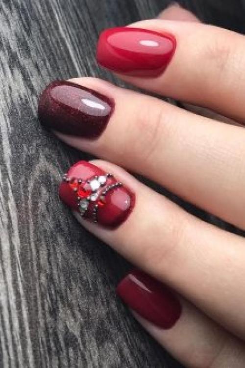 Темно вишневый лак. Особенности стильного оформления вишневого маникюра
