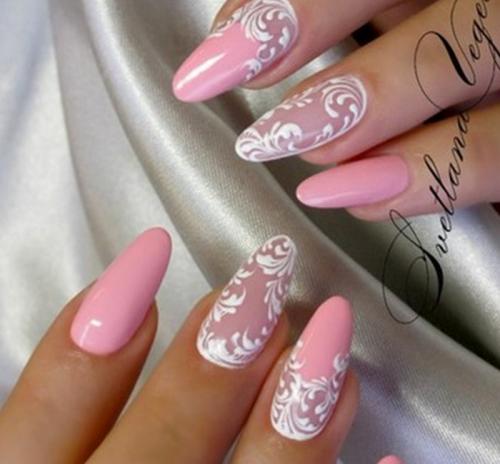 Френч на розовом лаке. Розовый маникюр с вензелями