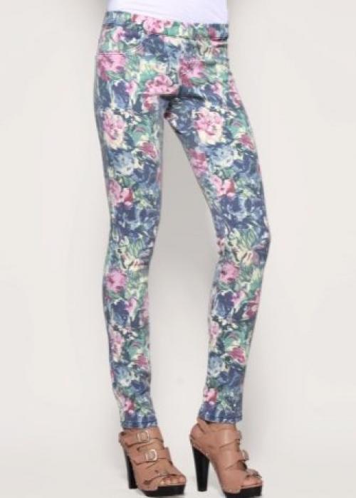 С чем носить светлые джинсы. С какими цветами сочетаются джинсы? 02 С чем носить светлые джинсы. С какими цветами сочетаются джинсы? 02