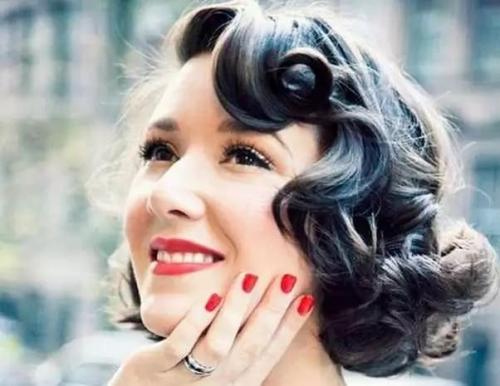 Прическа и укладка на каре. Прически на стрижку каре в домашних условиях: идеи