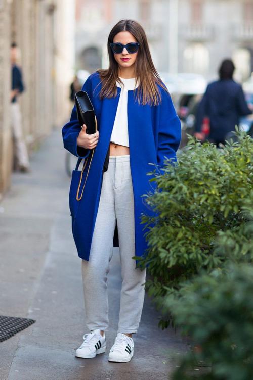 Серое пальто с белыми кроссовками для мужчин. Как подобрать цвета