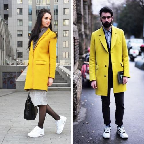 Серое пальто с белыми кроссовками. Гармоничные цветовые сочетания