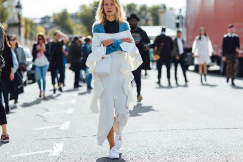 С чем носить кроссовки женщинам за 40 лет. С чем носить кроссовки женщинам за 40, чтобы выглядеть круто?