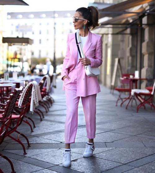 С чем носить кроссовки женщинам з. С чем можно носить кроссовки женщинам 40+ и выглядеть при этом стильно