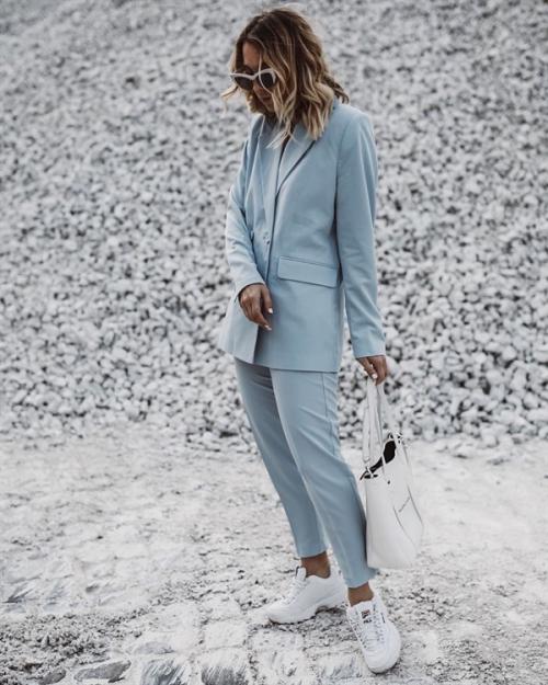 С чем носить кроссовки женщинам з. С чем можно носить кроссовки женщинам 40+ и выглядеть при этом стильно