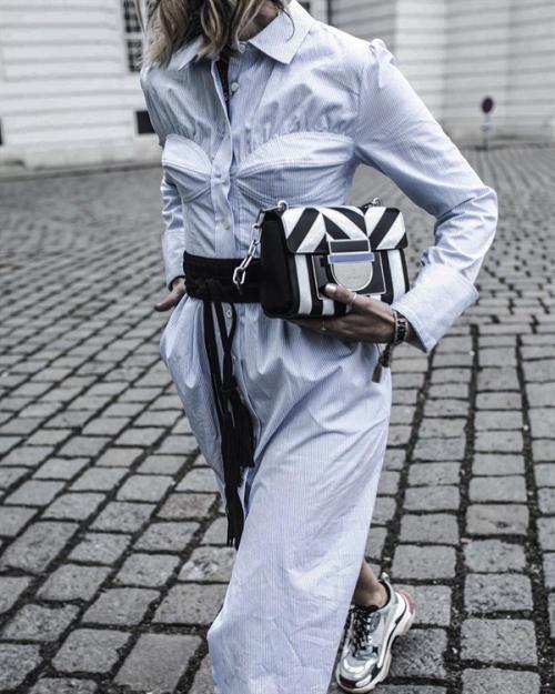 С чем носить кроссовки женщинам з. С чем можно носить кроссовки женщинам 40+ и выглядеть при этом стильно