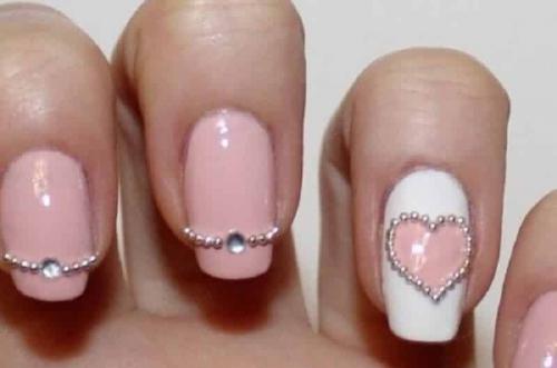 Стразы с бульонками на ногтях на черном. Модные дизайны ногтей с бульонками