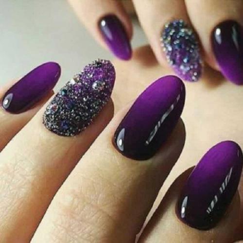 Стразы с бульонками на ногтях на черном. Модные дизайны ногтей с бульонками