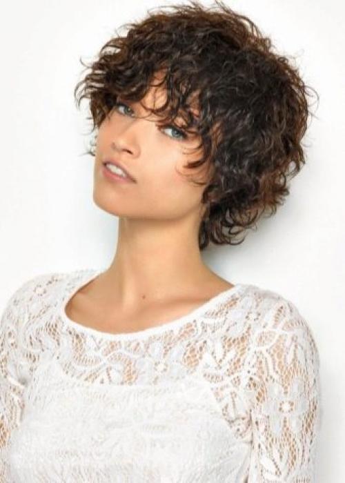 Короткие стрижки 2019 для вьющихся волос. Смелые и креативные короткие стрижки для вьющихся волос 2020-2021 года 11 Короткие стрижки 2019 для вьющихся волос. Смелые и креативные короткие стрижки для вьющихся волос 2020-2021 года 11