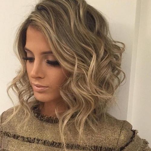 Как укладывать градуированное каре дома. Виды каре – модные варианты классической стрижки 02 Как укладывать градуированное каре дома. Виды каре – модные варианты классической стрижки 02