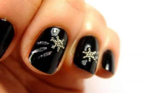 Стразы с бульонками на ногтях на черном. Модные дизайны ногтей с бульонками