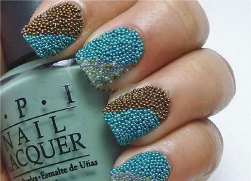 Стразы с бульонками на ногтях на черном. Модные дизайны ногтей с бульонками