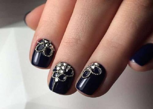 Стразы с бульонками на ногтях на черном. Модные дизайны ногтей с бульонками