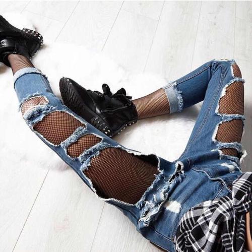 Дырявые джинсы с колготками. Надевают ли колготки под дырявые джинсы?