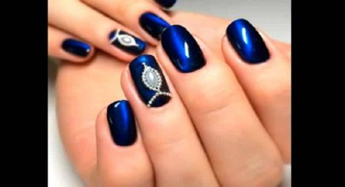 Стразы с бульонками на ногтях на черном. Модные дизайны ногтей с бульонками