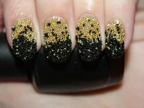 Стразы с бульонками на ногтях на черном. Модные дизайны ногтей с бульонками