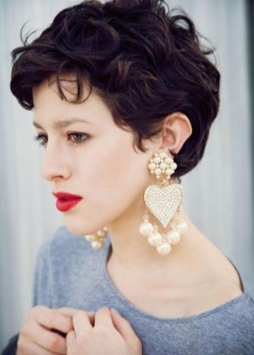 Короткие стрижки 2019 для вьющихся волос. Смелые и креативные короткие стрижки для вьющихся волос 2020-2021 года 15 Короткие стрижки 2019 для вьющихся волос. Смелые и креативные короткие стрижки для вьющихся волос 2020-2021 года 15