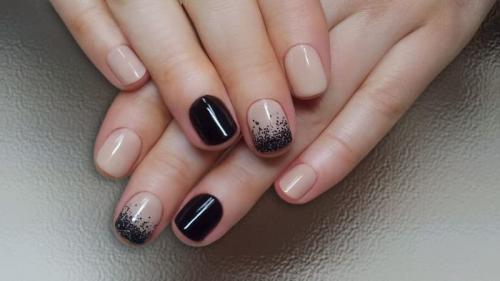 Стразы с бульонками на ногтях на черном. Модные дизайны ногтей с бульонками