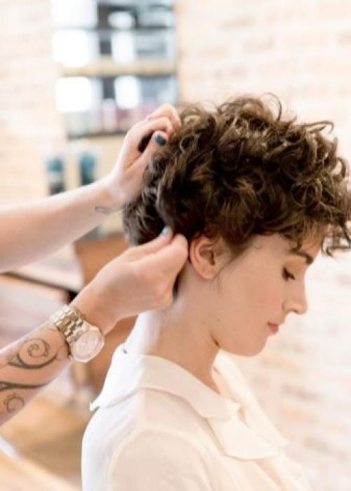 Короткие стрижки 2019 для вьющихся волос. Смелые и креативные короткие стрижки для вьющихся волос 2020-2021 года 13 Короткие стрижки 2019 для вьющихся волос. Смелые и креативные короткие стрижки для вьющихся волос 2020-2021 года 13
