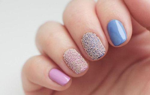 Стразы с бульонками на ногтях на ногах. Как крепить бульонки на гель-лак